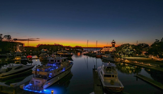 Spectacular Studio in the Heart of Harbour Town overlooking Harbour & Lighthouse. Dine, Shop, Relax.