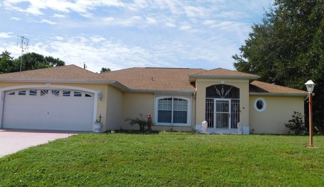 St Catherines Ave - Englewood centrally located pool home