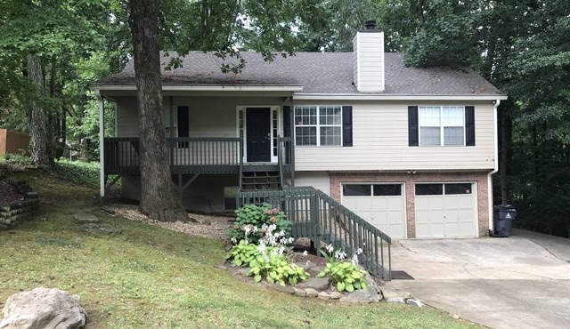 Stand alone home 6 miles to LakePoint Sports complex and 2 miles to Lake Acworth
