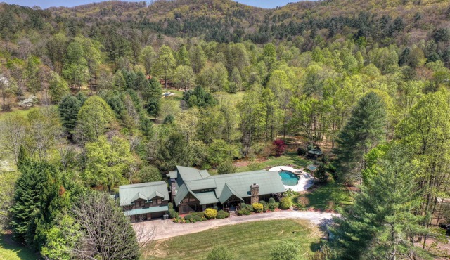 Stanley Creek Lodge - 4 Acre Creekside Lodge w/pool, hot tub and fishing