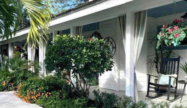 Story Book Pool Home on lake! 3 bedrooms, loft, office and 3 baths
