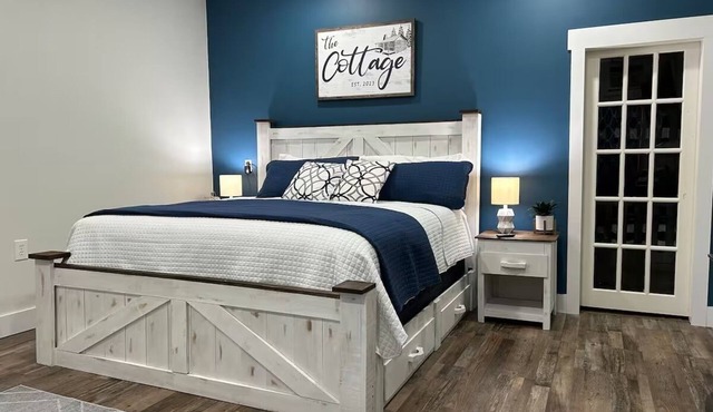 Studio Cottage on the Square, entire rental unit in Jamestown, Kentucky