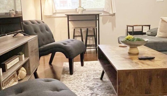 Studio Townhouse in Uptown King Bed-Wi-Fi-Full Kitchen- Washer & Dryer