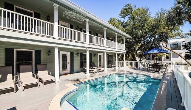 Stunning 2 Story Home w/Beautiful Decor & Pool