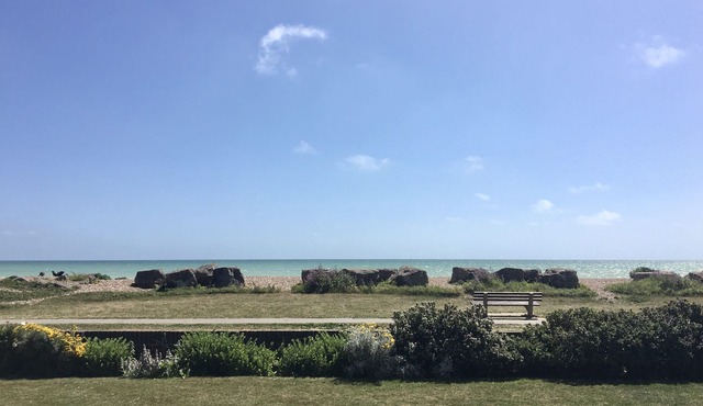 Stunning Beachfront Apartment on Ferring beach