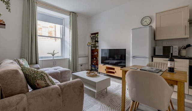 Stylish 1 -Bed Leith Apartment | Near Shore & Tram