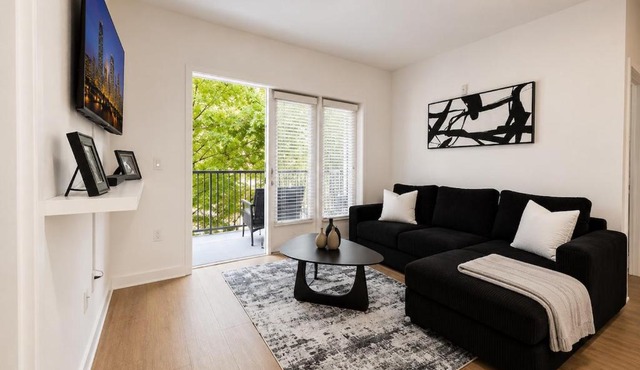 Stylish 2BR Charlotte Stay Pool Gym & BBQ