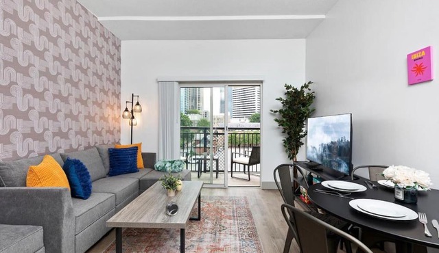 Stylish 4 Bed - 2 Mins to Stadium - Free Parking - Gym - Views