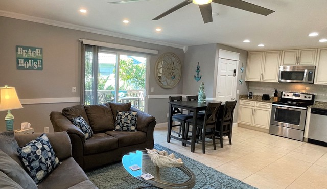 Stylish + Modern 2 bedroom, 2 bath. The 'Mermaid Suite'. One block to the beach