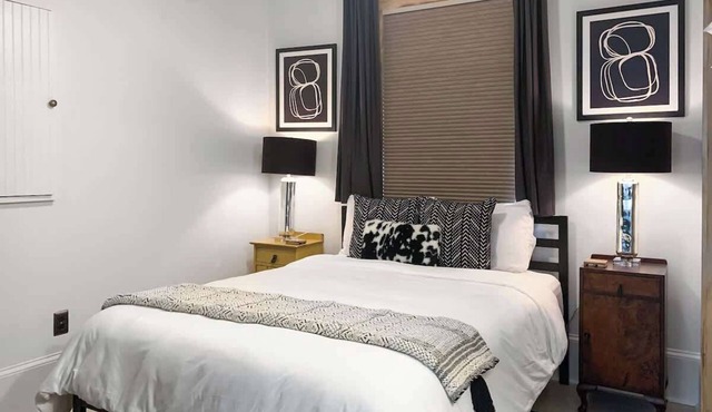 Stylish Savannah Condo: Steps to Forsyth Park
