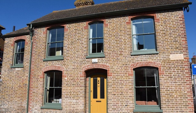 Stylish Whitstable Cottage/Beach 2 mins/Courtyard/free parking/dog friendly.