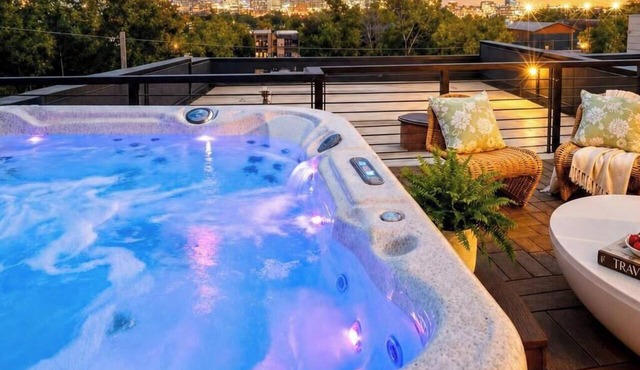 Summer rooftop hot tub, skyline deck, private garage near Broadway