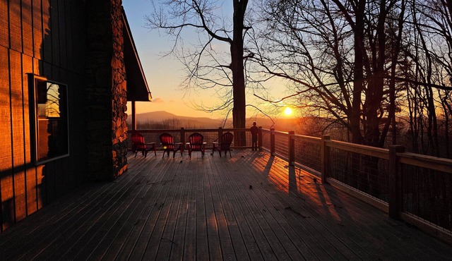 Sunrise Cabin near Cashiers with stunning mountain top views and hot tub!
