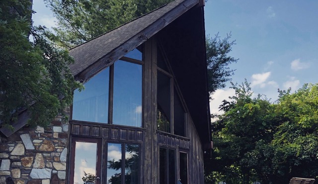 Sunrise Cottage: Unique farmhouse unit sleeps 6