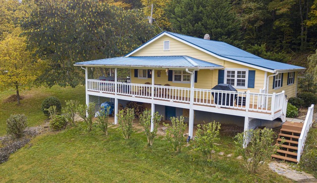 SUNSET COTTAGE: 1 BR, 1 BA Cabin or Bungalow in Hayesville, Sleeps 4