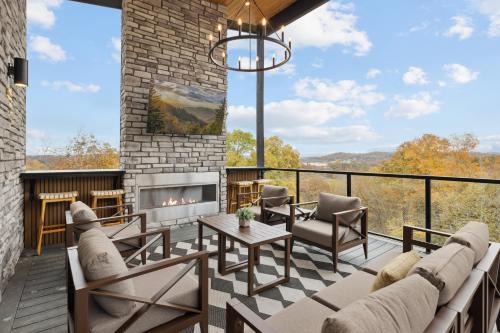 Sunshine Ridge Stays - Luxury cabin with Rooftop, Indoor Pool, Game Room & Hot Tub