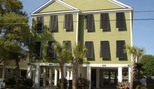 Surfside Beach 5 BR/4 BA - Steps to Beach, great for Families