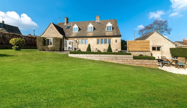 SWINGLETREES, pet friendly, with open fire in Stow-On-The-Wold