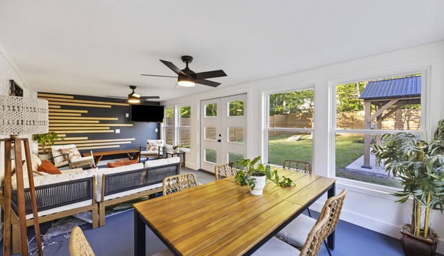 Tailgaters paradise, grill, game room, sunroom-large backyard!