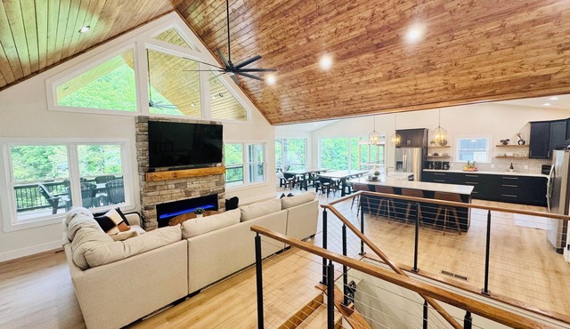 Tan Lines & Good Times, 6 bed/8 bath-Water Front,Private Dock, Hot tub, Gameroom