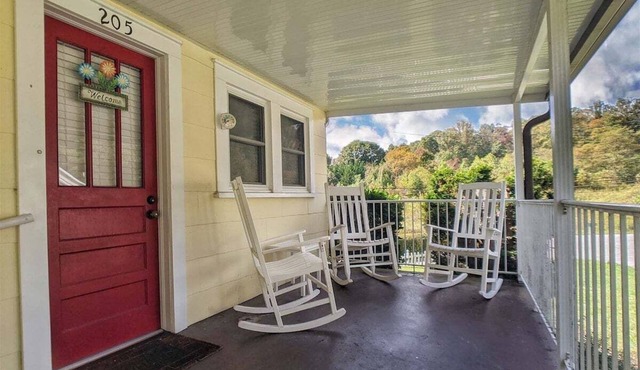 The Getaway, Lake Junaluska Cozy Cottage