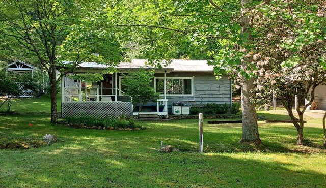 The Lady Slipper Lodge - Old Timey cabin retreat with Starlink & Dish