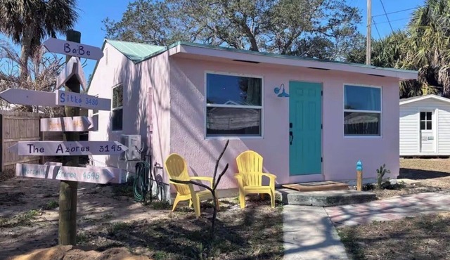 The Lil Pink House: Walkable to Downtown Gem w/AC & Washer/Dryer