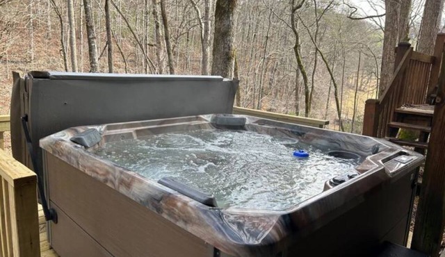 The Riverhouse - 3BR Cabin on 300 Acres, Hot Tub, Firepit, by creek!