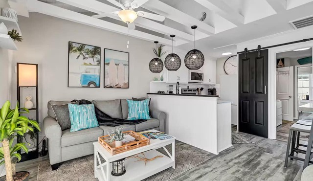 The Salty Clover-A fully remodeled home with private neighborhood beach access!