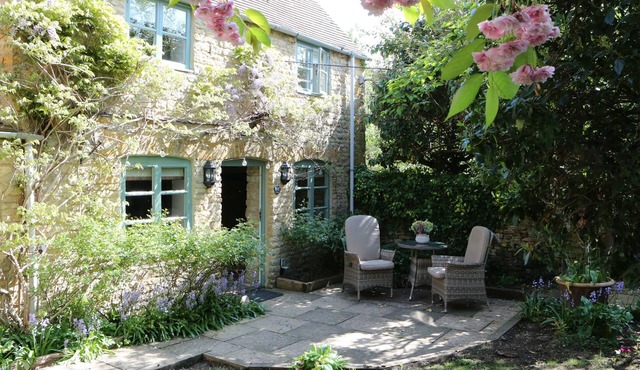 Thimble Cottage, Lower Slaughter - sleeps 2 guests in 1 bedroom