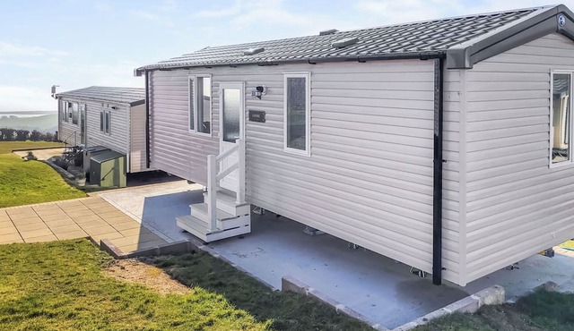 This comfortable stylish caravan offers beautiful sea and country views.