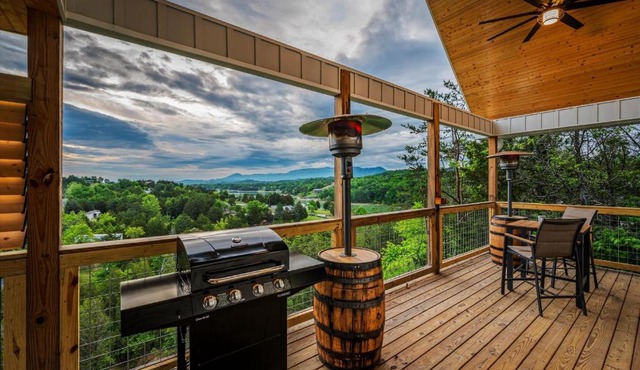 TN Whiskey Cabin- Lake and Mtn Views- Covered Deck- Game Room- Pool Table- Pets