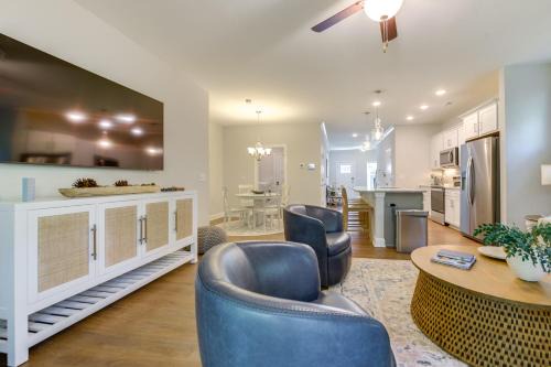 Townhome w/Pool! 7 Mi to Ocean Isle Beach