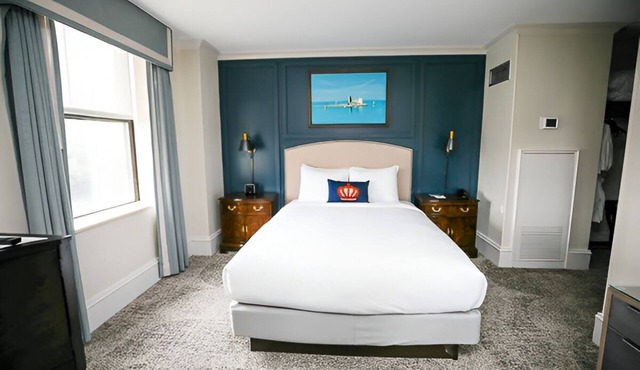 Traditional Downtown Hotel Near Charlotte Convention Center With On-Site Dining