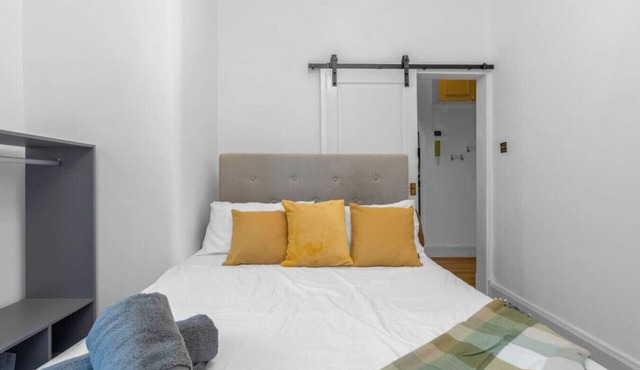 Tram | City Centre | Sleeps 3 | 2 Beds