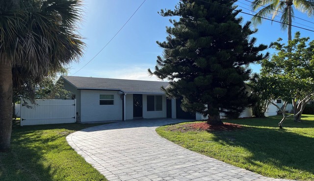 Tranquil 4/3 house in welcoming Jupiter. Centerallly located