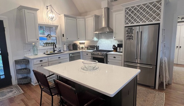 Tranquil Hillside Getaway-Asheville Retreat with 3BR/3BA, 2 Decks. Pet Friendly!