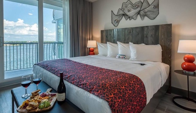 Treasure Island Comfort: Parking, Pool, Beach Shuttle | Full Kitchen | 2 Units