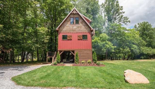 Treehouse, Hot Tub, Creekfront, Starlink Wi-Fi, Firepit