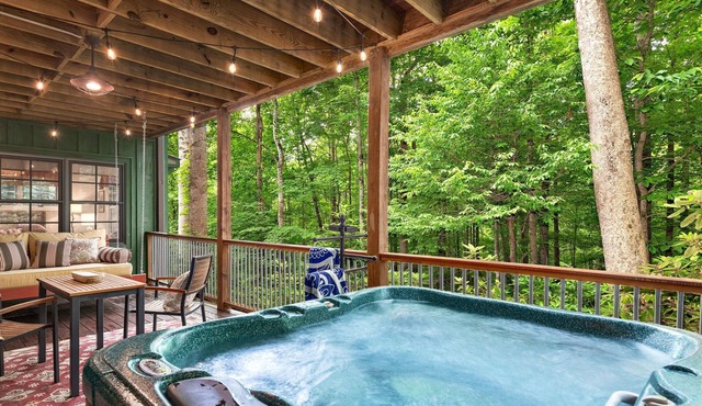 TREEHOUSE-VIEW retreat w/outdoor fireplace, pool, hot tub, golf & onsite dining