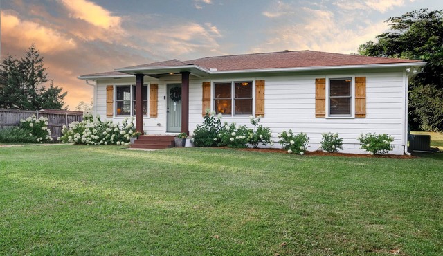 Unmatched Views, 3 blocks from Historic Marietta Square - Limelight Cottage