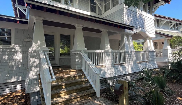 Unwind at Wind Rose 3-bedroom cottage on beautiful BHI with pool, fitness, bbq!
