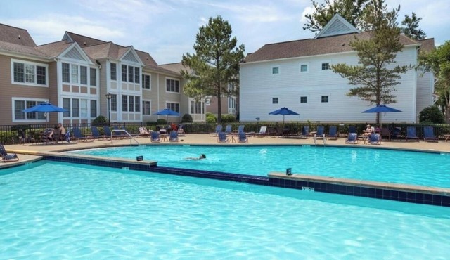 Upscale Gated Retreat w/Plush Bed & Garden Views Minutes from Jamestown