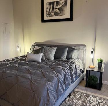 Uptown Townhouse Studio Apartment -WiFi-10 min walk to Spectrum Center
