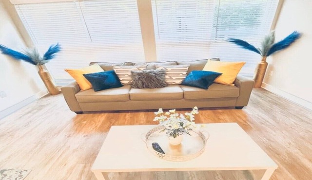 Uptown Traveling Dreams Studio w/Gym & Rooftop Pool!
