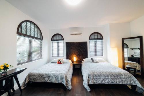 Vive Zen 2 Queen Beds