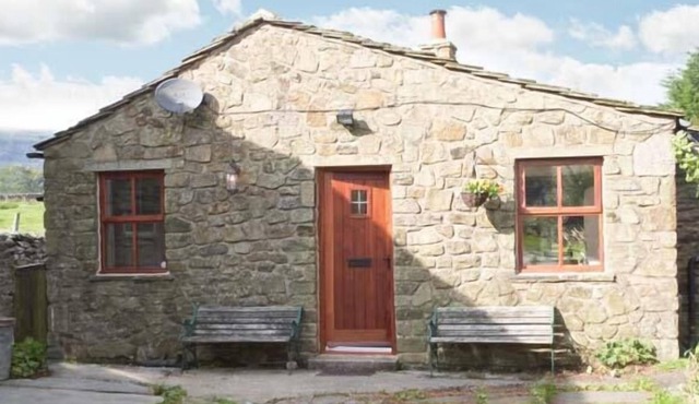 WAGON HOUSE, pet friendly, with open fire in Helwith Bridge