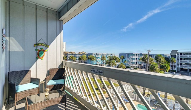Walk to Beach: Top-Floor Condo in Murrells Inlet