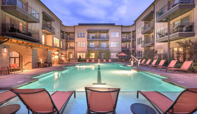 Walk to Canton Street! One Bedroom w Pool, Wifi, TVs and balcony!
