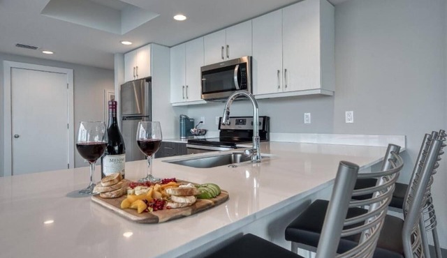 Walk to Everything in Treasure Island! 2 Relaxing Suites by the Bay, w/Pool!
